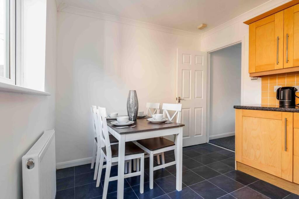 2 Bedroom House-Driveway - Bournemouth Hospital - Long Stay Discounts - Lima Apartments Ltd Esterno foto