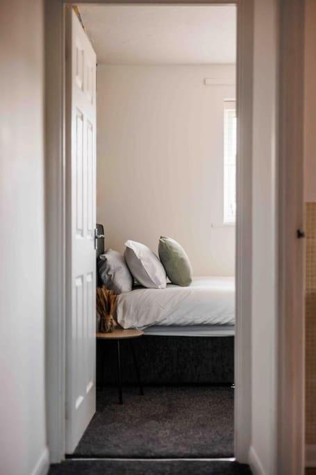 2 Bedroom House-Driveway - Bournemouth Hospital - Long Stay Discounts - Lima Apartments Ltd Esterno foto