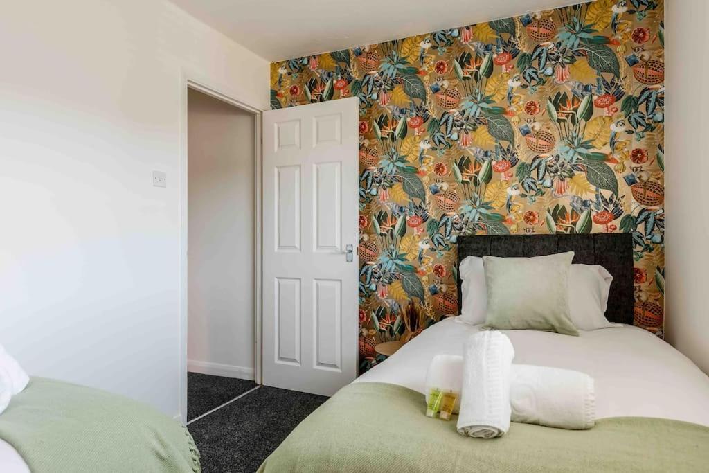 2 Bedroom House-Driveway - Bournemouth Hospital - Long Stay Discounts - Lima Apartments Ltd Esterno foto