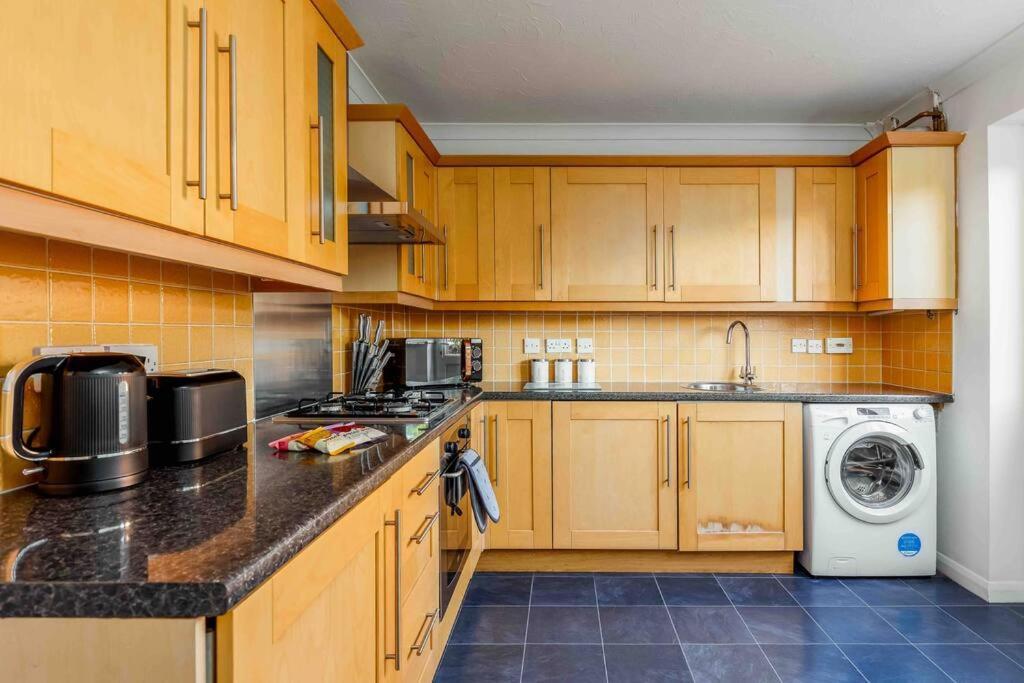 2 Bedroom House-Driveway - Bournemouth Hospital - Long Stay Discounts - Lima Apartments Ltd Esterno foto