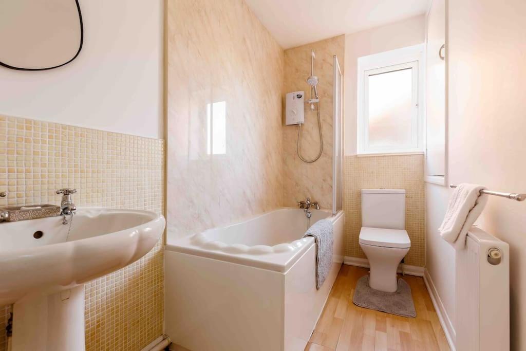 2 Bedroom House-Driveway - Bournemouth Hospital - Long Stay Discounts - Lima Apartments Ltd Esterno foto