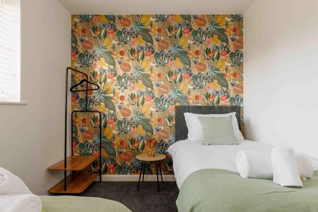 2 Bedroom House-Driveway - Bournemouth Hospital - Long Stay Discounts - Lima Apartments Ltd Esterno foto